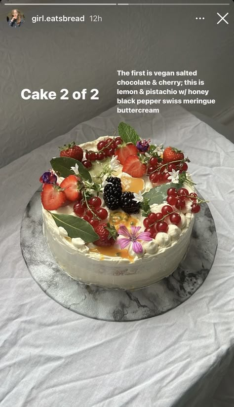 Flowery Cakes Aesthetic, Wedding Cakes With Berries, Flower And Fruit Cake, Pretty Cake Recipes, Unique Cake Flavor Combinations, Fruity Cake Recipes, Birthday Cake Nature, Cake With Fruit Decoration, Nanalan Cake