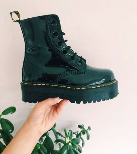 Green Doc Martens, Doc Martens Boots, Black Dr Martens, Aesthetic Shoes, Dr Martens Shoes, Look Vintage, Crazy Shoes, Dream Shoes, Shoe Obsession