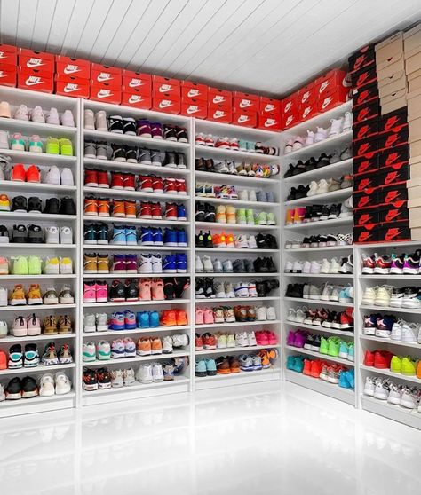 Sneaker Head Closet, Sneaker Room, Sneaker Displays, Sneakerhead Room, Grand Dressing, Sneaker Closet, Sneaker Storage, Shoe Room, Shoe Wall