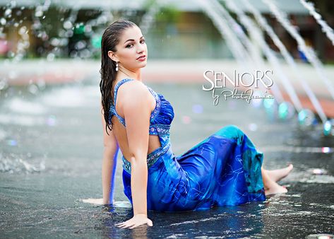 Fountain Senior Pictures - Seniors by Photojeania - Des Moines IA Senior Photographer. #seniorsbyphotojeania #seniorpictures #desmoinesia Chicago Senior Pictures, Pictures In Chicago, Senior Pictures Locations, Outdoor Photoshoot, Senior Photo, Des Moines, Senior Photographers, Strike A Pose, Senior Photos