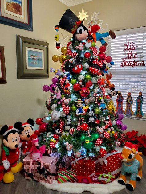 Disney Christmas Ideas Decoration, Disney Themed Christmas Trees Mickey Mouse, Disney Christmas Tree Diy, Mickey Mouse Christmas Trees, Christmas Tree Ideas Mickey Mouse, Mickey Mouse Clubhouse Christmas Tree, Mickey Xmas Tree, White Disney Christmas Tree, Mickey And Minnie Mouse Christmas Tree