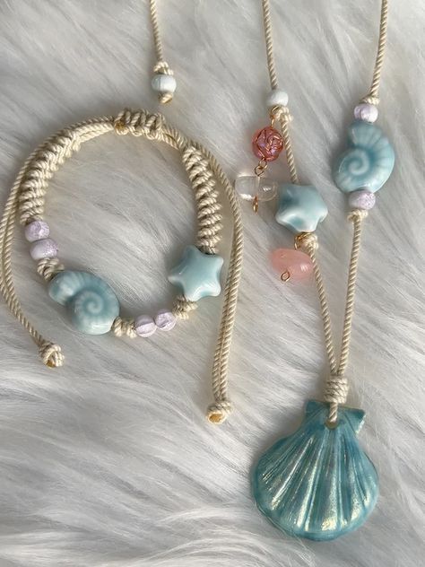 Beach Inspired Jewelry, Sea Shell Jewelry Aesthetic, Beach Bracelets Aesthetic, Mermaidcore Jewelry, Blue Seashell, Sea Shell Necklace, Diy Jewelry Display, Shell Collection, Magical Jewelry