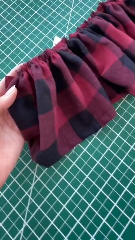 Cut the Bottom Off a Flannel....✂️ Upcycled Flannel Shirts Ideas, Bleach Flannel Shirt Diy, Diy Flannel Shirt Refashion, Flannel Shirt Upcycle, Red Flannel Shirt Outfit, Sweatshirt Upcycle Diy, Upcycled Flannel Shirts, Flannel Fabric Crafts, Redesign Clothes