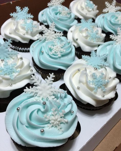 Snowflake Cupcakes, Schnee Party, Sweet 16 Winter Wonderland, Winter Cupcakes, Christmas Cupcakes Recipes, Winter Wonderland Cake, Frozen Cupcakes, Winter Baking, Winter Wonderland Birthday