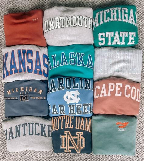 College Crewneck Sweatshirts Outfits, Hoodie Outfit College, College Sweatshirt Aesthetic, College Merch Aesthetic, Thrifted Sweatshirt, Thrifted Hoodies, College Hoodie Outfit, College Sweatshirt Outfit, Varsity Outfit