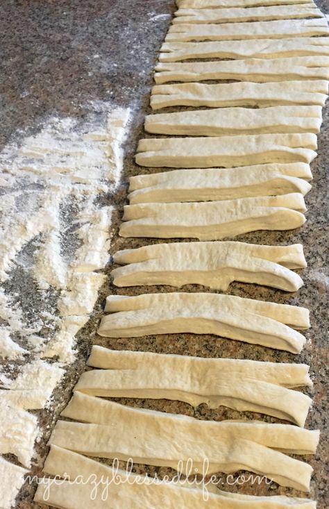 Intestines Pizza and Bones Breadsticks – My Crazy Blessed Life! Bone Breadsticks, Breadstick Bones, Homemade Breadsticks, Halloween Pizza, Dough Pizza, Halloween Food Appetizers, Disney Dinner, Food Appetizers, String Cheese