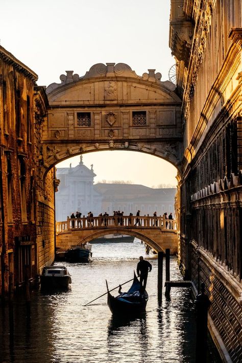 From monuments with a dark history and the colourful corners worth hiding out in to the places where you can try local flavours, these are the best things to do in Venice. Italy Photo Ideas, Venice Aesthetic, Venice Bridge, Venice Italy Photography, Venice Photos, Aesthetic Italy, Italy Architecture, Venice Canals, Vinales