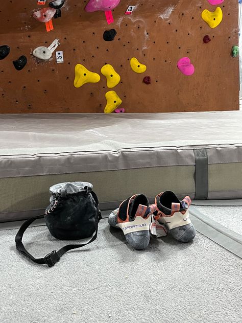 Bouldering Gym Aesthetic, Climbing Vision Board, Rock Climbing Senior Pictures, Cute Rock Climbing Outfit, Rock Climbing Aesthetic Outdoor, Climbing Gym Aesthetic, Indoor Bouldering Aesthetic, Indoor Rock Climbing Aesthetic, Climb Aesthetic