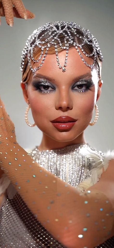 Gatsby Themed Makeup, 1920 Gatsby Makeup, 70s Disco Makeup Black Women, Chicago Musical Makeup, 1920s Glamour Makeup, Great Gatsby Prom Outfit, Great Gatsby Make Up, Flappers Aesthetic, Roaring 20s Black Women