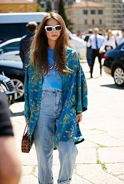 Embroidered kimonos make any outfit look put together Milan Fashion Week Street Style, Trendy Denim, Moda Jeans, Bohol, Milan Fashion Weeks, Street Style Chic, Moda Vintage, Fashion Week Street Style, Hippie Chic