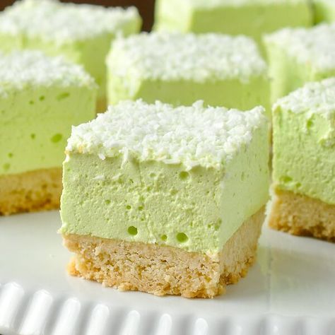 Marshmallow Cookie Bars - easy to make in any flavour you like. The shortbread cookie bottom gets topped by a homemade marshmallow layer made from Jello! Desert Squares, Marshmallow Squares, Newfoundland Recipes, Marshmallow Recipe, Cookie Bars Easy, Homemade Marshmallow, Marshmallow Cookies, Rock Recipes, Christmas Baking Recipes