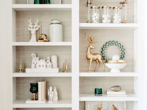 Christmas Decor Ideas Bookshelf, Christmas Bookshelves, Christmas Bookshelf Decor, Winter Shelf Decor, Holiday Shelf Decor, Decorating Built Ins, Decorating A Shelf, Styling Vignettes, Bookshelves Styling