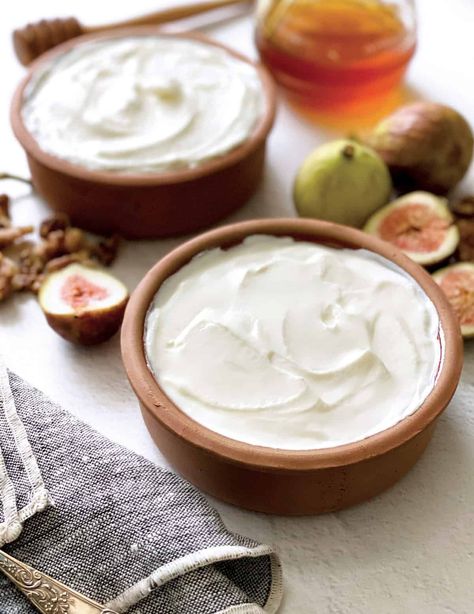 Learn how to make Greek yogurt with only two ingredients! You can enjoy the perfect fresh yogurt simply and economically in a few hours! #homemadeyogurt #greekyogurt Greek Yogurt Aesthetic, Yogurt Photography, Whipped Greek Yogurt, Comidas Aesthetic, Feta Spread, Best Greek Yogurt, Make Greek Yogurt, Food Tiktok, Homemade Greek Yogurt