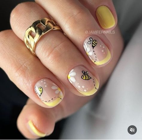 Bubble Bee Nails, Bee Themed Nails Simple, Bumble Bee Nails Simple, Bee Design Nails, Bee Gel Nails, Bee On Nails, Bumblebee Nail Designs, Bee Theme Nails, Bumblebee Nail Art