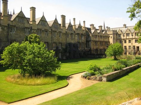 University Ideas, Oxford England, School Campus, Going To University, Dream School, Critical Thinking Skills, Oxford University, Private School, Undergraduate