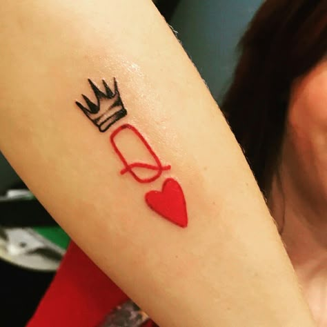 The Queen of Hearts tattoo 👑💗 Queen Of Hearts Tattoo, Heart Tattoo On Finger, Tato Tradisional, Queen Of Hearts Card, Hearts Tattoo, Queen Tattoo, Omerta Tattoo, Forearm Tattoo Women, Heart Tattoo Designs