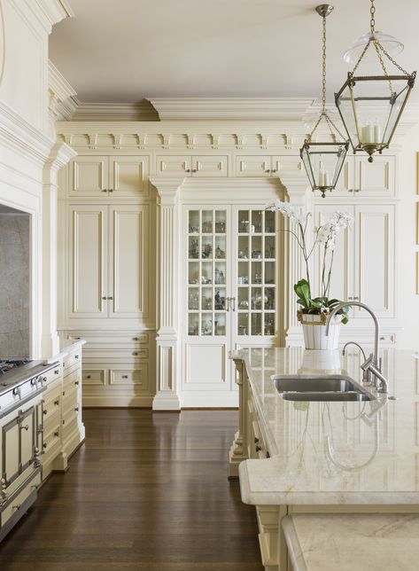 Cream kitchen with quartzite counters, a La Cornue range, and vintage pendants. Clive Christian Kitchens, Architectural Kitchen, Cream Kitchen Cabinets, Cream Kitchen, Traditional Kitchen Design, French Country Kitchens, Clive Christian, French Country Kitchen, Chic Spaces