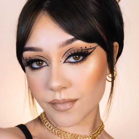 Morphe on Instagram: “Showing up to my Euphoria Season 2 watch party like...​ #MorpheBabe, @shealeev, slaying thid ook using: 🖤 35X BIG PRIMPIN’ ARTISTRY…” Euphoria Season 2, Space Makeup, Makeup 2018, Dope Makeup, Graphic Liner, Watch Party, Creative Makeup, Face Oil, Eyeshadow Makeup