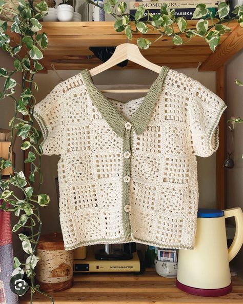 Crochet Shirt Pattern, Crochet Button, Mode Crochet, Crochet Mittens, Crochet Buttons, Fun Crochet, Crochet Fashion Patterns, Crochet Shirt, Crochet Vest