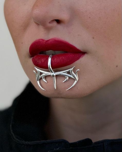 Rajni Perera, Vitaly Jewelry, Mouth Jewelry, Cyberpunk Jewelry, Party Moodboard, Sci Fi Jewelry, Futuristic Outfits, Futuristic Jewelry, Edgy Rings