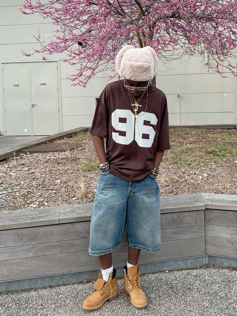 Streetwear Inspo Men Summer, Timbs Outfit Men Summer, 90s Outfit Inspo Men, Timberland Summer Outfits, Streetwear Fashion Men Y2k, Short Jeans Outfit Men, Y2k Jersey Outfit, Streetwear Men Outfits Inspiration, Brown Streetwear Outfit