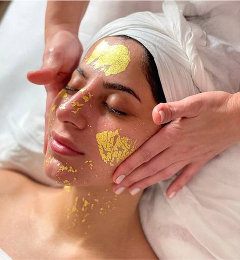 Golden Experience, Mask For Glowing Skin, Gold Skincare, Gold Facial, Golden Mask, Facial Pictures, Korean Facial, Drainage Massage, Spa And Wellness