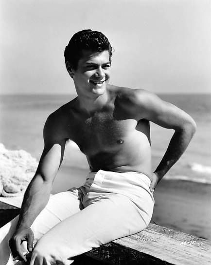 Young and shirtless Tony Curtis at the beach. Carroll Baker, Soul Photography, Jean Dujardin, Henderson Nevada, Janet Leigh, Errol Flynn, Carmen Miranda, Gina Lollobrigida, Tony Curtis