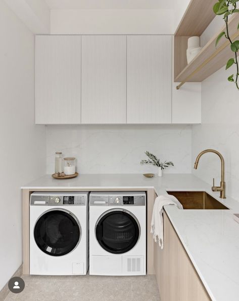 Laundry Room Decor Ideas, Country Laundry Rooms, Laundry Nook, Holiday Living Room, Modern Coastal Home, Laundry Room Layouts, Laundry Room Renovation, Laundry Design, Modern Laundry Rooms