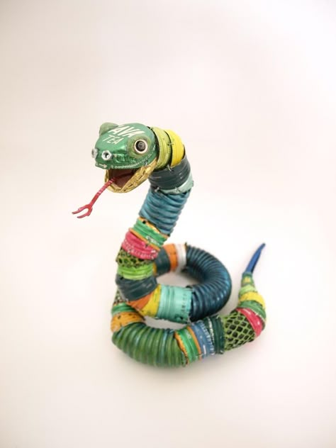 'The Small Forest' is series of animal sculptures by Japanese artist Natsumi Tomita using items found we would consider throw-away trash. Recycled Animals, Recycled Material Art, Recycled Sculpture, Found Object Sculpture, Recycle Sculpture, Recycling Art, Object Sculpture, Recycled Art Projects, Bottle Cap Art