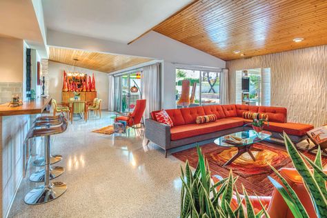 A couple repaired and rebuilt a 1947 Palm Springs home, creating a showcase for their awe-inspiring vintage collection. Atomic Decor, Palm Springs Home, Atomic Ranch, Eichler Homes, Mid Century Architecture, Beautiful Interior Design, Modern Houses, Vintage Interiors, Mid Century Modern House