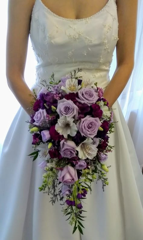 Purple Brides Bouquet, Purple Cascading Wedding Bouquets, Purple Fall Bouquet Wedding, Bridal Bouquet Types, Wisteria Bouquet, Purple Bride Bouquet, Wedding Bouquet Fake Flowers, Red Rose Bouquet Wedding, Purple Flower Bouquet