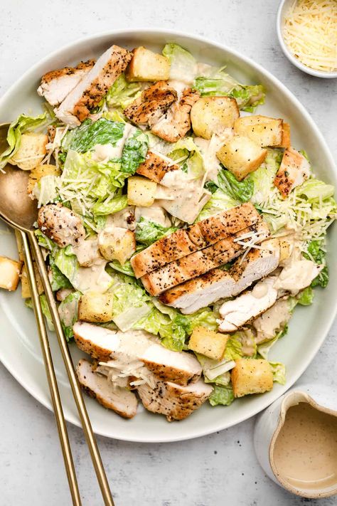 Step up your salad game with Healthy Chicken Caesar Salad. It's the ultimate protein-rich dish that features Greek yogurt, fresh French bread, and lots of parmesan! Healthy Caesar Salad, Chicken Caesar Salad Recipe, Healthy Chicken Parmesan, Plats Healthy, Weekly Dinner, Resep Salad, Caesar Salad Recipe, Chicken Caesar, Chicken Caesar Salad