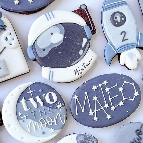 Sweet Life Cookie Co | Bespoke Cookies for All Occasions on Instagram: "🚀 T W O  T H E  M O O N 🚀  Happiest 2nd birthday to Mateo!   This set was heavily inspired by two of my favorites @downtowndoughto @heysugarrex 💙 Their art is so inspiring! Give them a follow and thank me later 😜  #twothemoon #twothemooncookies #spacecookies #customcookies #cookiedecoratingvideo #cookiereels  #decoratedcookies  #royalicingcookies #seattlecustomcookies #seattleeats #issaquah #issaquahhighlands #issaquahbakery #issaquahcustomcookies #snoqualmie #snoqualmieridge #northbend #bellevue #kirkland #renton #redmond #mercerisland #seattle #washington #shoplocally" Nasa Cookies Decorated, Space Cookies Decorated, Space Cookies, Space Theme Biscuits, Space Themed Decorated Cookies, Astronaut Cookies Decorated, Space Cookies Decorated 1st Birthday, Astronaut Birthday Cookies, Mercer Island