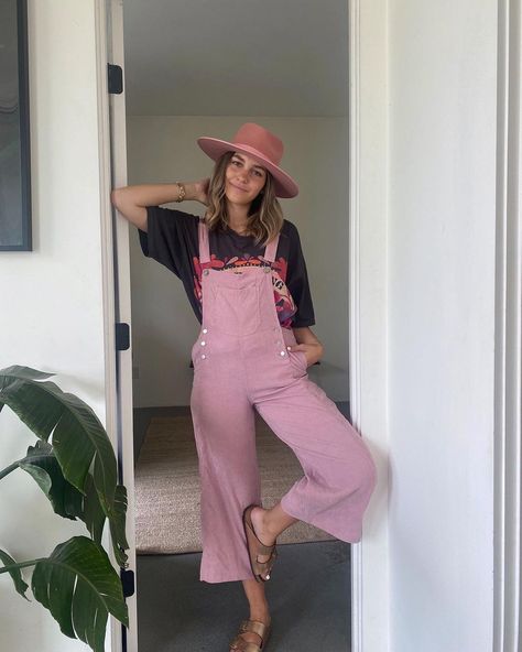 Katie Lynne // OOTD Fashion on Instagram: “HAPPY FRI-YAY💕 pink overalls & pink @lackofcoloraus hat is my way to celebrate🤠 - - - { #sandiegoblogger #overalls #lackofcolor…” Pink Overall Outfit, Pink Dungarees Outfit, Pink Overalls Outfits, Dungarees Street Style, Styling Overalls, Pink Dungarees, Overalls Pink, Dungaree Outfit, Overalls Outfits