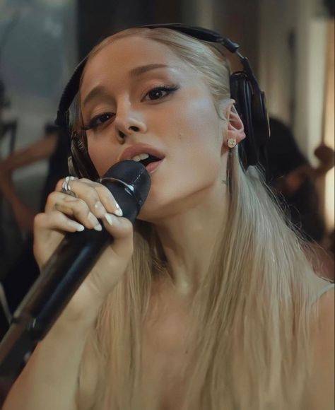 Ariana Grande London, Ariana Grande Singing, Ariana Grande News, Ponytail Girl, Ariana Grande Style, Ariana Grande Wallpaper, Ariana Grande Photoshoot, Ariana Grande Photos, Ariana Grande Pictures