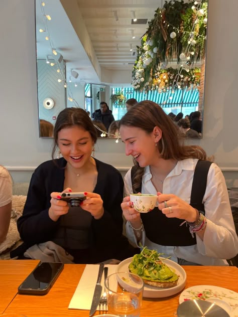 Friends At Brunch, Friends At Cafe Aesthetic, Family Brunch Aesthetic, Friends Brunch Aesthetic, Brunch Friends Aesthetic, People Smiling Aesthetic, Brunch Photo Ideas, Eating With Friends Aesthetic, Girls Brunch Aesthetic