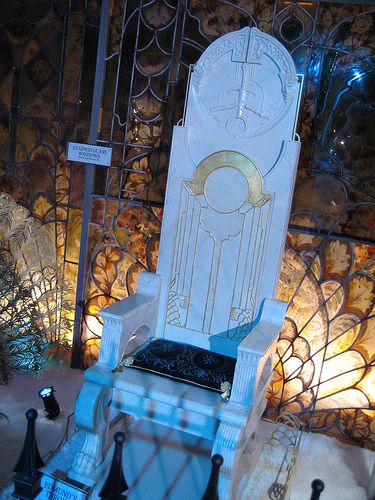 Edmund's throne by gfixler, via Flickr Narnia Cosplay, Narnia Costumes, Chronicles Of Narnia Books, Cair Paravel, Edmund Pevensie, Medieval Furniture, The Great Hall, Dark Souls Art, Fire Flower