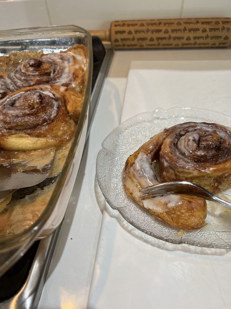 Pillsberry Cinnamon Rolls, Cinnamon Rolls With Cream, Mini Cinnamon Rolls, Pillsbury Cinnamon Rolls, Cinnamon Roll Recipe, Amish Recipes, Holiday Meals, Roll Recipe, Cinnamon Rolls Recipe