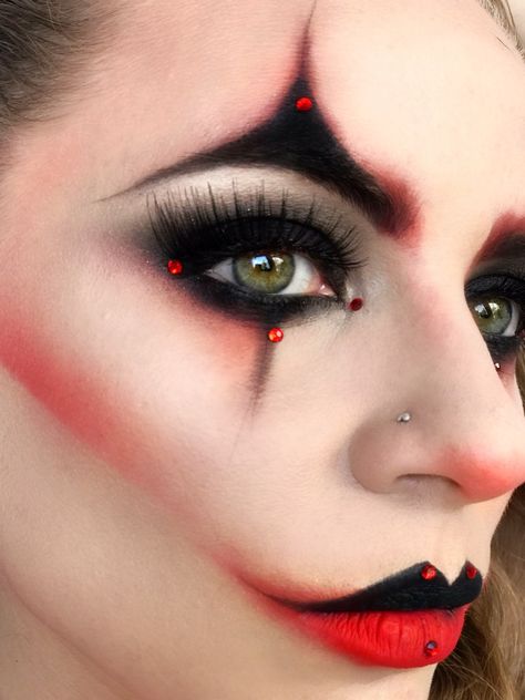 Halloween Red Makeup Ideas, Red Black And White Clown Makeup, Harley Quinn Jester Makeup, Red And Black Jester Makeup, Harlequin Makeup Halloween, Harlequin Clown Makeup, Red And Black Clown Costume, Scary Ringmaster Makeup, Harley Quinn Makeup Red And Black