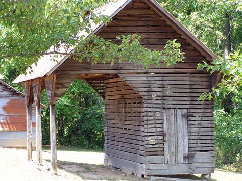 Corn Crib | by Robert Lz Homestead Buildings, Crib Spring, Barn Layout, Rustic Houses, Corn Crib, Crib Design, Grain Elevators, Farm Scenes, Fall Wood Crafts