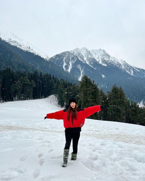 Outfit Ideas Mountains Winter, Snow Outfit Ideas For Women, Snowfall Outfits Women, Shimla Manali Outfits For Women, Kashmir Dressing Ideas, Snowfall Outfit Ideas, Snowfall Picture Ideas, Poses For Winter Pictures, Shimla Photography Poses