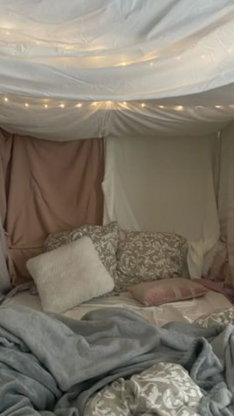 Sleepover Fort Aesthetic, Bedroom Fort Ideas, Fort Ideas Indoor Bedroom, Blanket Fort Aesthetic, Comfy Fort, Fort Sleepover, Aesthetic Fort, Fort Aesthetic, Sleepover Besties