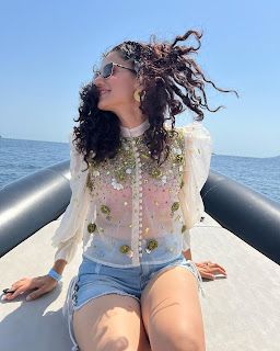 Tapsee Ponnu currently enjoying her vacation at sea side place. The sea breeze indeed suits her, Just look at that enchanting smile! Tapsee Pannu, Sea Vacation, Taapsee Pannu, Beauty Places, Sea Side, Vacation Photos, Sea Breeze, Bollywood Actors, Bollywood Fashion