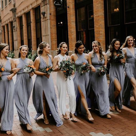 Wedding Party Poses, Bridesmaid Poses, Bridesmaid Pictures, Bridesmaid Photoshoot, Bridal Parties Pictures, Tuscan Countryside, Bridesmaid Inspiration, Wedding Picture Poses, Bridesmaids Photos