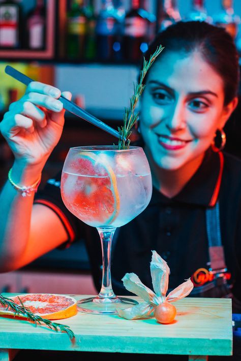 FOTOGRAFÍA DE CARRERA: BARTENDER on Behance Mixologist Bartender Photography, Bartender Headshots, Bartending Photoshoot, Bartenders Photography, Bartender Aesthetic, Bartending Business, Bar Pictures, Rate Card, Photography Advertising