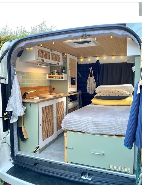 Kombi Food Truck, Kangoo Camper, Minivan Camper Conversion, Kombi Motorhome, Suv Camping, Kombi Home, Micro Camper, Van Conversion Interior, Campervan Life