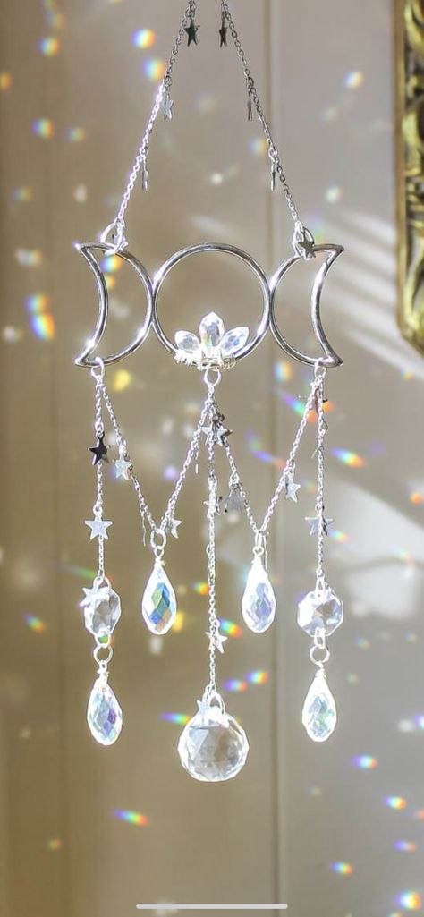 Dream Catchers With Crystals, Diy Light Catcher, Wind Chimes Diy Suncatchers, Sun Catcher Aesthetic, Homemade Suncatchers, Sun Catchers Diy, Hanging Crystals Diy, Witchy Diy, Suncatchers Diy