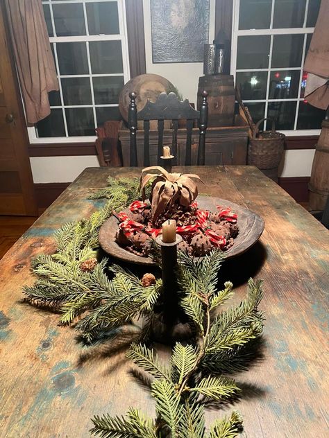 Colonial Christmas Decorating, Primitive Colonial, Colonial Christmas, Primitive Christmas, Early American, Christmas Decorating, Christmas