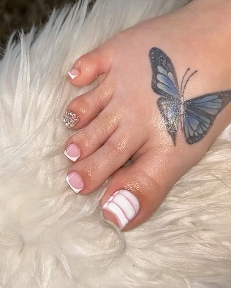 Rhinestone Toes Designs, Acrylic Toes With Rhinestones, Butterfly Stone Nails, Y2k Toenail Designs, Bling Toes, 2000s Toe Nail Designs, Coquette Toe Nails, Bling Toe Nails, Pedicure Ideas Butterfly