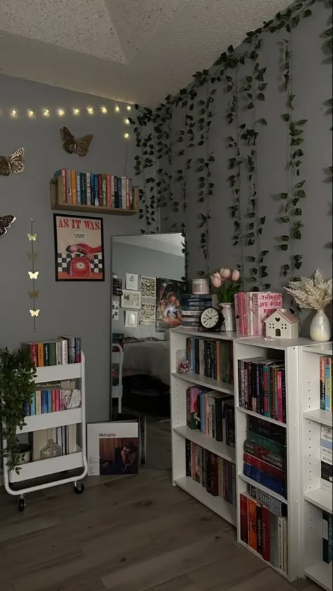 20 Teenage Girl Bedroom Decorating Ideas - HubPages Aesthetic Bookshelf Ideas Bedroom, How To Design Your Room, Room Inspo Cozy Aesthetic, Basement Room Aesthetic, Bookworm Aesthetic Bedroom, Small Room Design Ideas Bedrooms, Bookworm Aesthetic Room, Diy Small Bedroom Organization, Cute Simple Bedroom